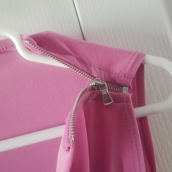 Pink top with working zippers on shoulders - Picture 3 of 3